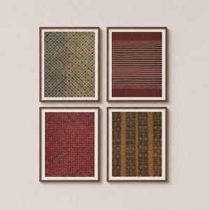 Puede incluir: Un conjunto de cuatro láminas de arte enmarcadas con patrones textiles. Arriba a la izquierda un diseño geométrico dorado y negro, arriba a la derecha rayas horizontales rojas y blancas, abajo a la izquierda una cuadrícula roja y abajo a la derecha rayas verticales marrones y negras.