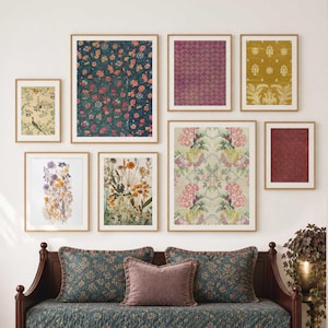 Puede incluir: Una colección de impresiones artísticas enmarcadas con diseños florales y estampados. Las impresiones muestran ilustraciones botánicas y patrones abstractos en tonos de azul, rosa, amarillo y rojo. Los marcos son de color marrón claro.