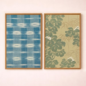 Könnte beinhalten: Zwei gerahmte Drucke mit Vintage-Ästhetik. Einer zeigt ein blau-weißes Karomuster, der andere grüne Blumen- und Bambusdesigns auf beigem Hintergrund. Beide sind in Holzrahmen, geeignet für die Wanddekoration.