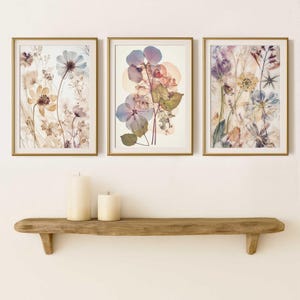 Gepresste Blumen Kunstsatz mit drei Drucken, herunterladbare Blumenwandkunst botanisches Triptychon, helle Farben lila druckbare Wildblumendrucke