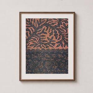 Puede incluir: Una lámina de arte mural enmarcada con un diseño dividido. La sección superior muestra un patrón de hojas gris oscuro sobre un fondo terracota. La sección inferior presenta un motivo floral y de aves en gris oscuro separado por un borde de encaje.