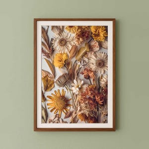 Arte mural de gerberas, póster imprimible de plantas secas, arte para preservar las flores, arte mural en mostaza ocre, impresiones de naturaleza terrosa