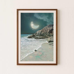 Impresión de luna creciente verde azulado - Arte descargable de paisaje marino de fantasía, collage digital de rosas antiguas - Arte mural imprimible floral con ilustraciones oceánicas surrealistas