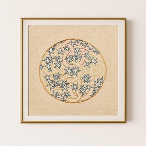 Pode incluir: Uma impressão emoldurada de um desenho circular com um padrão entrelaçado dourado e rosa e estrelas azuis sobre um fundo bege.