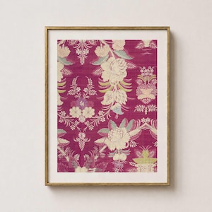 Op de afbeelding: Een ingelijste kunstprint met een diep magenta achtergrond en een herhalend bloemenpatroon in crème, lichtgroen en zachtblauw. Het ontwerp toont ingewikkelde botanische motieven, waaronder grote bloesems en bladerige stengels, gevat in een dunne gouden lijst.