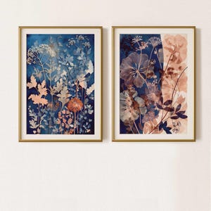 Dunkelblaue getrocknete Blumenwandkunst, zweierlei Kunst, druckbare gepresste Wildblumenkunst, abstrakte botanische Drucke, dunkle Blumenplakate