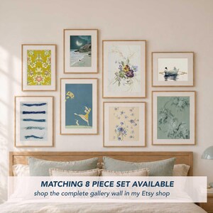 Puede incluir: Una composici&oacute;n de pared de galer&iacute;a con ocho impresiones art&iacute;sticas enmarcadas. Las impresiones muestran diversos estilos, incluyendo patrones florales, trazos abstractos y paisajes. Los marcos son de un tono de madera c&aacute;lido, creando una est&eacute;tica cohesiva.