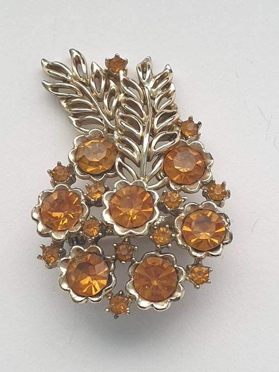 Vintage gold tone bouquet style brooch with stunn… - image 1
