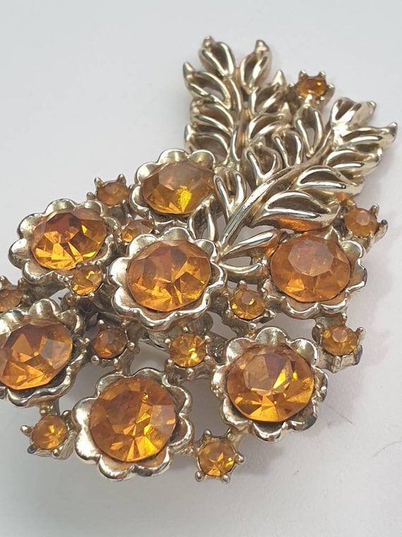 Vintage gold tone bouquet style brooch with stunn… - image 2