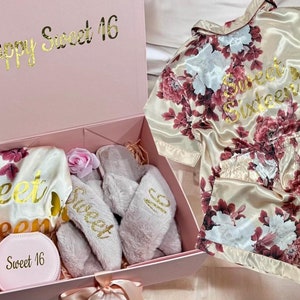 Regalo unico per la celebrazione dei sedici anni, scatola regalo per i sedici anni, pigiama in raso floreale con pantofole personalizzate e scatola portagioie, scatola regalo per la quinceanera