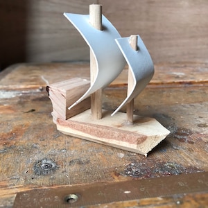 Petit grand bateau en bois