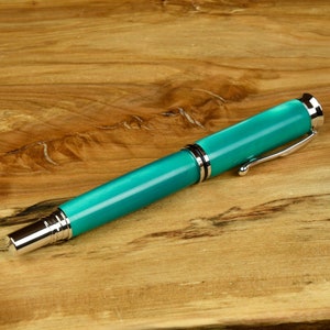 Pluma rollerball con barriles verdes efervescentes con elegantes herrajes retro de acero inoxidable y una tapa postable
