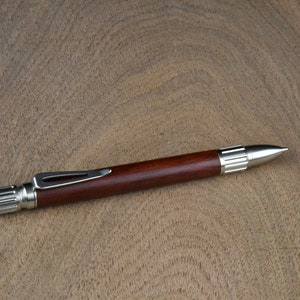 Everyday Classic Click Pen met een met de hand gedraaide Red Heart-loop en roestvrijstalen hardware