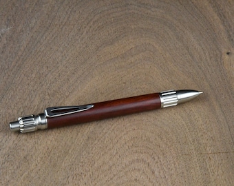 Everyday Classic Click Pen con un barril Red Heart torneado a mano y herrajes de acero inoxidable