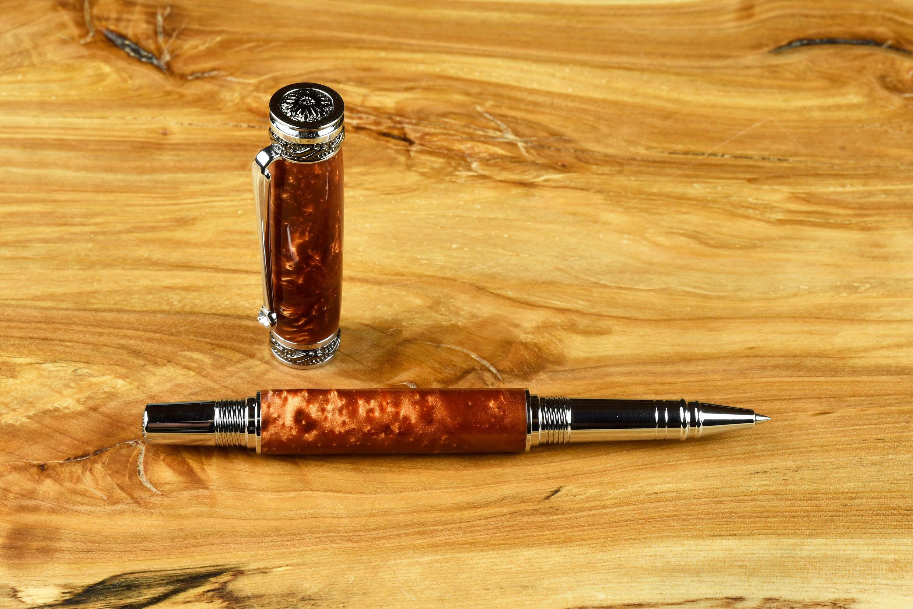 Pluma rollerball de cobre Majestic Jr y naranja intenso con cristal Swarovski en el clip de la pluma y accesorios de cromo y metal de pistola
