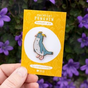 Pin de pingüino macarrones con esmalte / Broche de pájaro de esmalte duro bañado en oro / Un regalo original para los amantes de los pingüinos