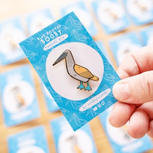 Pin de esmalte de piquero de patas azules / Divertido broche de pájaro chapado en oro / Regalo para amantes de las aves y coleccionistas
