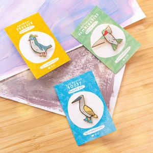 Lot de 3 épingles à oiseaux en émail | Colibri, fou à pieds bleus, manchot macaroni | Cadeau pour les ornithologues amateurs et les collectionneurs d'épinglettes