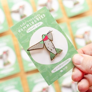 Épingle en émail Colibri | Broche oiseau à gorge rubis | Cadeau pour les amateurs d'oiseaux et les collectionneurs d'épingles