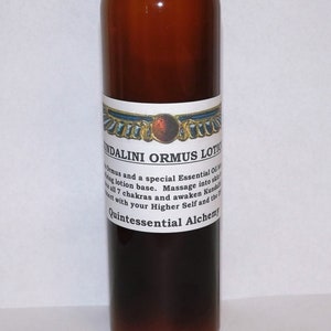 Könnte beinhalten: Eine braune Glasflasche mit schwarzem Verschluss und einem weißen Etikett mit der Aufschrift "Kundalini Ormus Lotion". Das Etikett enthält auch ein goldenes und rotes Symbol. Die Flasche ist mit einer weißen Lotion gefüllt.