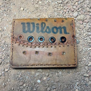 Cartera de cuero reciclado con forma de guante de béisbol de Tommy John