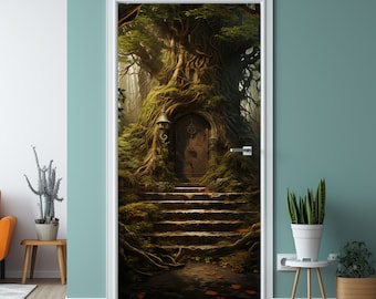 Peut inclure: Un autocollant de porte représentant un escalier en pierre menant à une porte en bois intégrée dans un grand tronc d'arbre recouvert de mousse. La porte est entourée de vignes et de racines, créant une scène magique et fantaisiste.