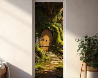 Peut inclure: Une murale de porte fantaisiste représentant une porte en bois encastrée dans un tronc d'arbre, avec un escalier en pierre menant à celle-ci. La porte est marron clair avec une découpe en forme de losange. L'arbre environnant est recouvert de mousse et de feuillage verts.
