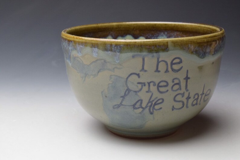 E1916 Vintage White Serving Bowl w Mustard Green Fleur De Lis Pattern