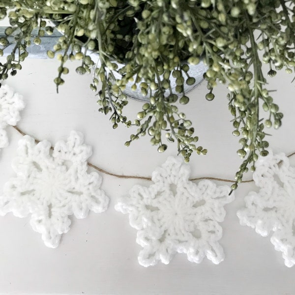 Snowflake Garland, White Crochet Snowflake Banner, Winter Farmhouse Garland, Winter Snowflake Mantel Decor, White Christmas Bunting