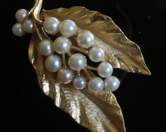 Vintage Lisner Gold Tone Leaf Brooch with Faux Pearls