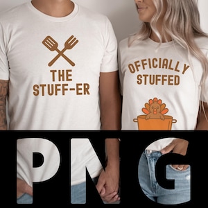 Puede incluir: Dos camisetas blancas a juego. Una dice "THE STUFF-ER" con utensilios de cocina marrones cruzados. La otra dice "OFFICIALLY STUFFED" con un pavo en una olla. Ideal para Acción de Gracias o un divertido atuendo de pareja.