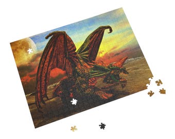 Puede incluir: Un dragón verde y rojo con grandes alas está posado en una playa de arena. El dragón está mirando al espectador con la boca abierta. El fondo es un cielo de puesta de sol con una gran luna en la esquina superior izquierda.