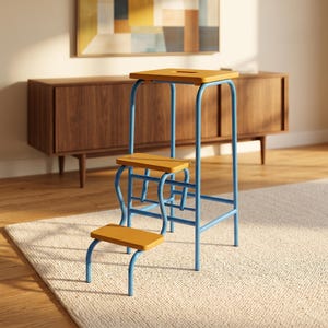 Può includere: Uno sgabello a tre gradini con telaio in metallo azzurro e gradini in legno color giallo senape. Il gradino superiore presenta un'apertura rettangolare per la presa. La struttura è composta da quattro gambe verticali unite da barre di supporto.