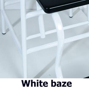 Op de afbeelding: Close-up van een wit metalen stoelframe met een zwarte zitting. De stoel heeft een minimalistisch ontwerp met gebogen en rechte lijnen. De tekst "White baze" staat onderaan de afbeelding.