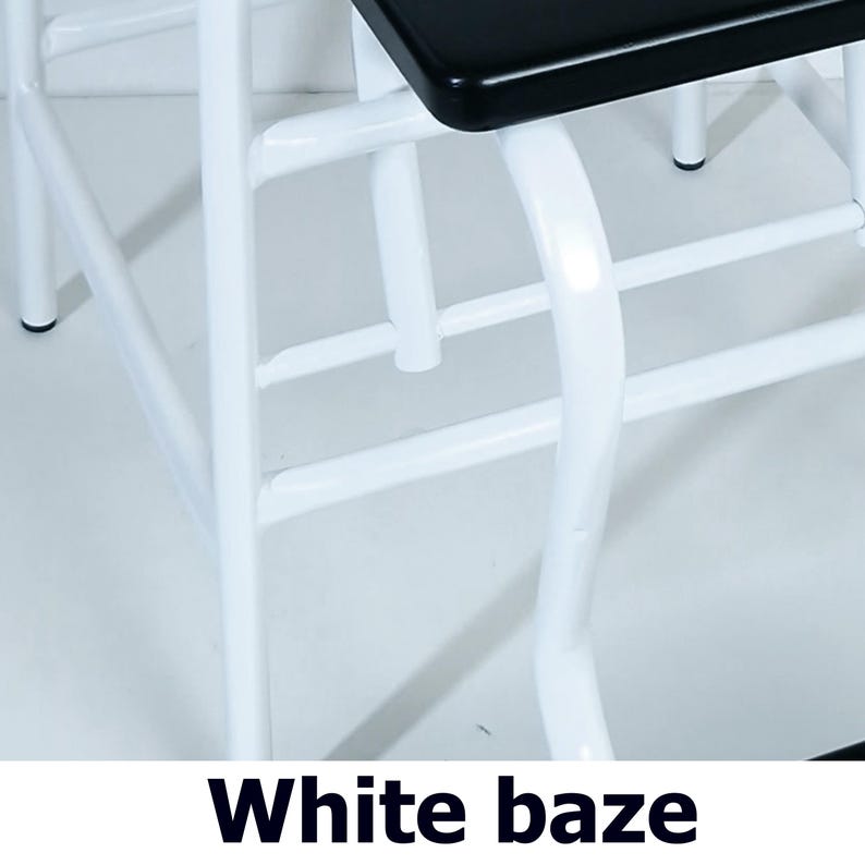 Op de afbeelding: Close-up van een wit metalen stoelframe met een zwarte zitting. De stoel heeft een minimalistisch ontwerp met gebogen en rechte lijnen. De tekst "White baze" staat onderaan de afbeelding.