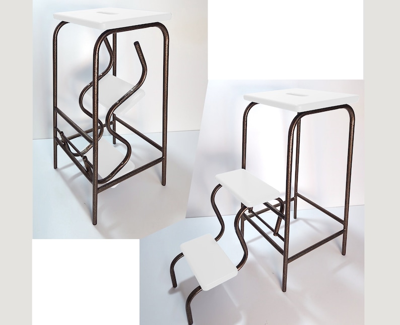 Op de afbeelding: Een witte en bronzen opstap met een vierkante bovenkant en twee treden. Het bronzen frame heeft een getextureerde afwerking en een uniek, gebogen ontwerp. De kruk is ontworpen om hogere plaatsen te bereiken.