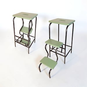 Sage Green Cabrio Tritthocker und Custom Color Klappstuhl aus Holz