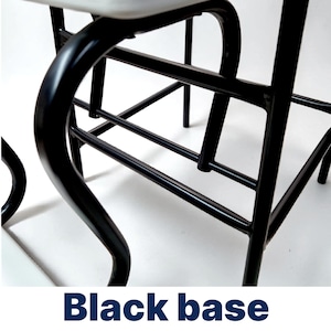Op de afbeelding: Close-up van een zwart metalen stoelonderstel. De basis heeft gebogen poten en een netwerk van rechte steunstaven. De tekst "Black base" wordt in een donkerblauwe lettertype onderaan de afbeelding weergegeven.