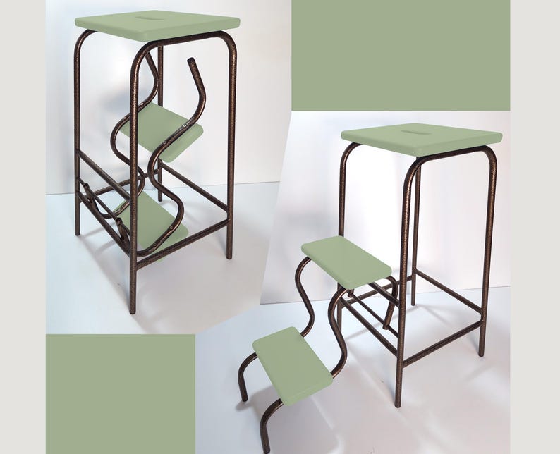 Op de afbeelding: Een unieke opstap met een saliegroene zitting en treden. Het frame is donkerbrons van kleur. De kruk heeft een vierkante bovenkant, twee treden en een kenmerkend, gebogen ontwerp. Afmetingen: ongeveer 38 cm breed, 38 cm diep en 76 cm hoog.