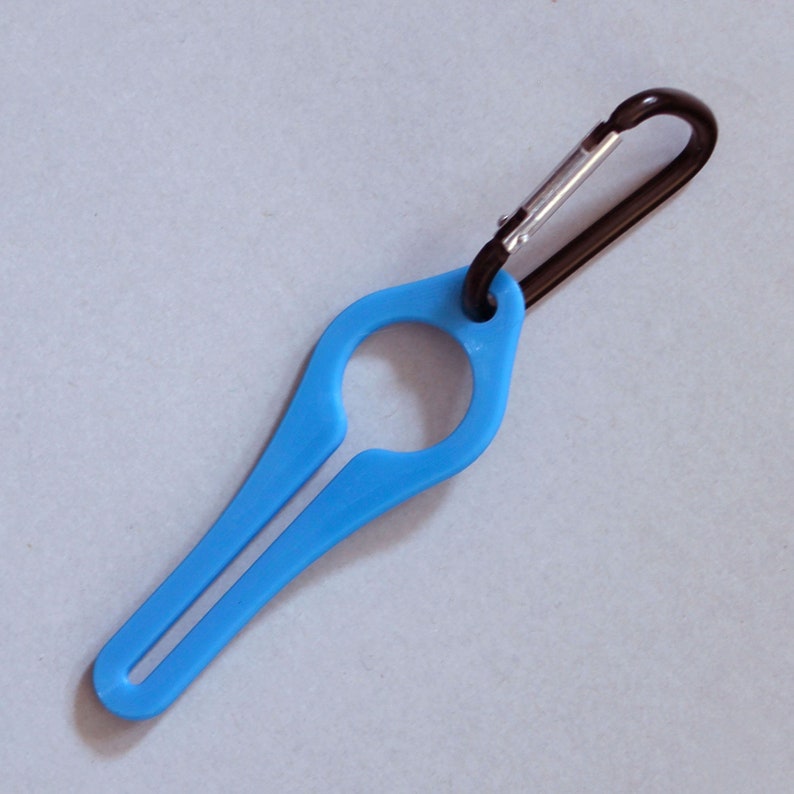 Puede incluir: Un porta botellas de pl&aacute;stico azul con un mosquet&oacute;n negro. El porta botellas tiene un lazo para sujetarlo a una bolsa o cintur&oacute;n.