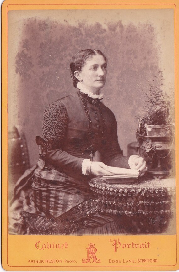 Antike Schrank Foto Lady Am Tisch Offenes Buch Stretford Etsy