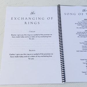 Puede incluir: Un folleto blanco con una encuadernaci&oacute;n en espiral negra. La portada tiene el texto "the EXCHANGING OF RINGS" en negro. La contraportada tiene el texto "the SONG OF" en negro. El folleto contiene votos para una ceremonia de boda.