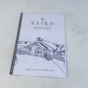 Puede incluir: Un folleto blanco con una ilustraci&oacute;n en blanco y negro de una iglesia en la portada. El texto "the BAIRD WEDDING" y "20TH OF SEPTEMBER 2023" est&aacute; impreso en la portada.