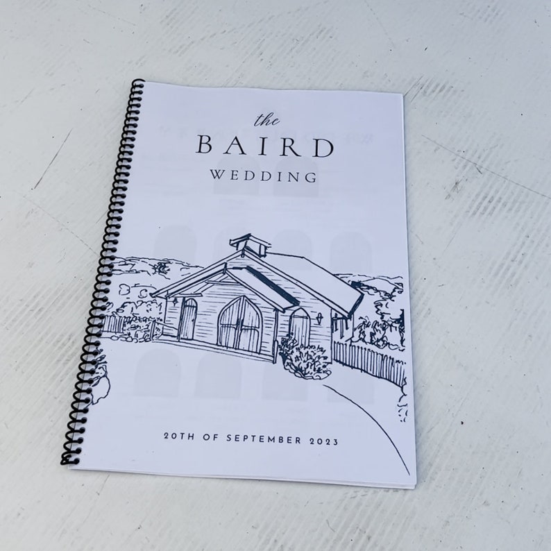 Puede incluir: Un folleto blanco con una ilustraci&oacute;n en blanco y negro de una iglesia en la portada. El texto "the BAIRD WEDDING" y "20TH OF SEPTEMBER 2023" est&aacute; impreso en la portada.