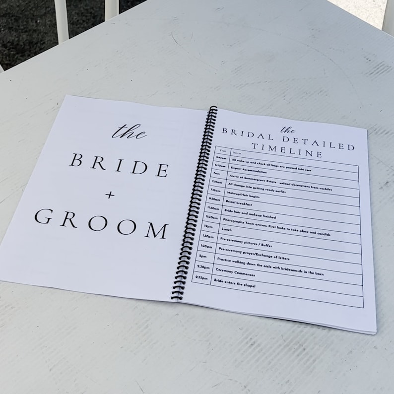Puede incluir: Un planificador de boda blanco y negro con las palabras "the bride + groom" en la portada y un cronograma detallado en la contraportada.