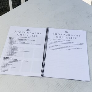 Puede incluir: Una lista de verificaci&oacute;n para la fotograf&iacute;a de bodas, dividida en dos secciones: "Las damas se preparan" y "Antes de que comience la ceremonia". La lista de verificaci&oacute;n incluye una lista de oportunidades fotogr&aacute;ficas para la novia y el novio, como la preparaci&oacute;n, la primera mirada y la ceremonia.
