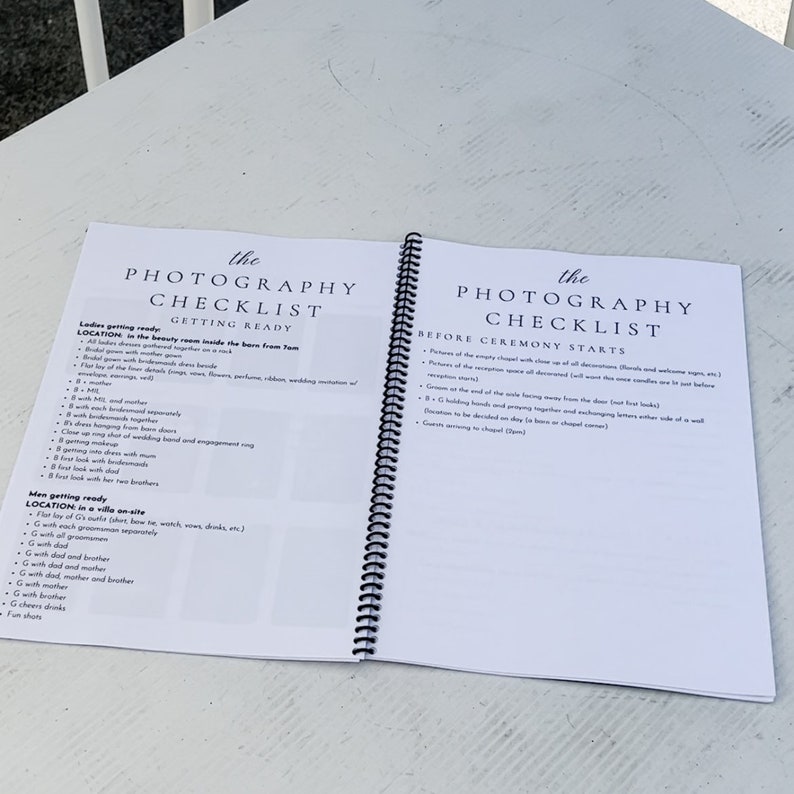 Puede incluir: Una lista de verificaci&oacute;n para la fotograf&iacute;a de bodas, dividida en dos secciones: "Las damas se preparan" y "Antes de que comience la ceremonia". La lista de verificaci&oacute;n incluye una lista de oportunidades fotogr&aacute;ficas para la novia y el novio, como la preparaci&oacute;n, la primera mirada y la ceremonia.