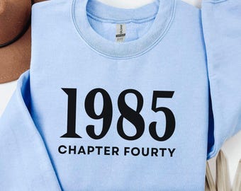 Bluza z napisem „Rozdział czterdziesty 1985”, prezent na 40. urodziny, sweter „Urodzony w 1985”, koszulka urodzinowa „Rozdział 40”, koszulka z kamieniem milowym urodzin, koszulka z nadrukiem