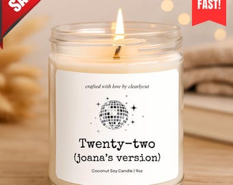 Peut inclure: Une bougie en pot en verre transparent allumée avec une étiquette blanche représentant une boule disco et le texte "Twenty-two (joana's version)". La bougie est étiquetée comme une bougie de soja à la noix de coco, 255g. Une bannière rouge "SALE" et une bannière "SHIPS FAST!" sont visibles.