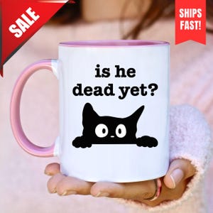 Ist er schon tot, Anti MAGA Anti Faschismus Hass Donald Trump, Anti Trump Lustige süße Katze, Humorvolle Tasse Geschenk Widerstand, Fortschrittliche Tasse